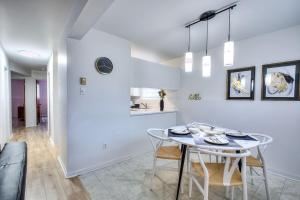 Χώρος καθιστικού στο Family Friendly 2BR upto 6 guests! With parking!