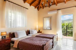 Villa Aliona في Mavráta: غرفة نوم بها سريرين ونافذة كبيرة +57 صورة