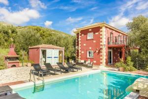 Swimmingpoolen hos eller tæt på Villa Aliona