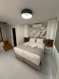 Ένα ή περισσότερα κρεβάτια σε δωμάτιο στο NOBBY SKIATHOS LUXURY APARTMENTs