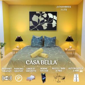 ein Himmelbett im Schlafzimmer in der Unterkunft Casa Bella - Borne arcade, Baby-Foot, Extérieur in Thiers