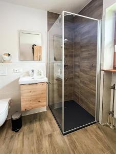 Et badeværelse på Ferienwohnung Hauzenberg mit Pool & Sauna