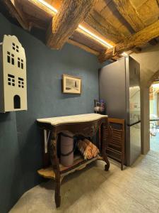 una mesa en una habitación con una mesa en ASTOR - La Dolce Vita the Tuscan way, en Montecatini Val di Cecina 14 fotos más