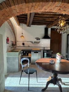 Una cocina con una mesa y sillas en una habitación. en ASTOR - La Dolce Vita the Tuscan way, en Montecatini Val di Cecina