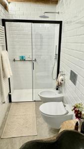 Un baño con ducha y WC. en ASTOR - La Dolce Vita the Tuscan way, en Montecatini Val di Cecina