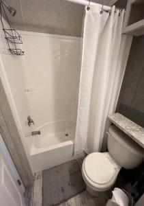 Et badeværelse på Peaceful Tiny Home - Mins to Bald River & Downtown