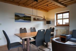 Et opholdsområde på Ferienwohnung Hauzenberg mit Pool & Sauna