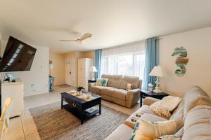 Μια τηλεόραση ή/και κέντρο ψυχαγωγίας στο Peaceful Pool Ocean Access Home Pets Welcome