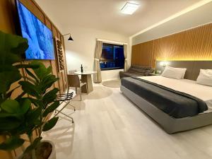 Un dormitorio con una cama grande y un sofá. en Hotel Bourbon - Quarto 1603 - Beira Mar de Fortaleza - Vista Mar, en Fortaleza 28 fotos más