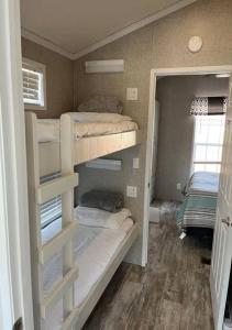 En eller flere senge i et værelse på Peaceful Tiny Home - Mins to Bald River & Downtown