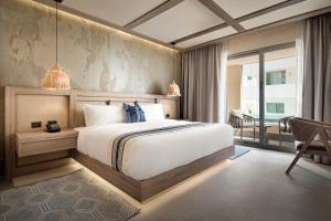 ein Schlafzimmer mit großem Bett und Balkon in der Unterkunft Hotel Indigo Playa del Carmen by IHG in Playa del Carmen + 25 Fotos