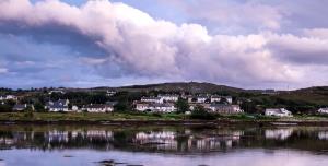 una città sulla riva di un corpo d'acqua di The Midway Bar & Guesthouse a Dungloe