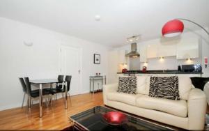 O zonă de relaxare la Oxford Apartment-- Free parking 2 Bedrooms-2Bathrooms-Located in Jericho Oxford close to Bus and Rail station +31 fotografii