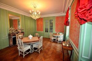 茹瓦尼的住宿－果賓特別酒店，一间带桌椅和吊灯的用餐室