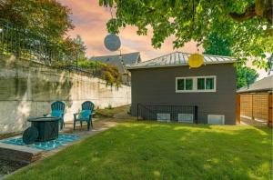 Afbeelding uit fotogalerij van Fremont Bungalow with Backyard View Seattle in Seattle