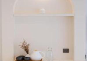 un bancone della cucina con una luce che filtra attraverso una finestra di Suntai Villa, Beachfront Suites a Kampong Si Ginting