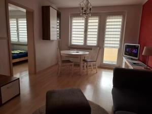 ein Wohnzimmer mit Tisch und ein Esszimmer in der Unterkunft FeWo s Runde Wiese LL in Greifswald