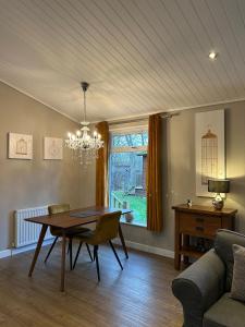 Un comedor con una mesa y un sofá. en Cupid Lodge, en Kingham