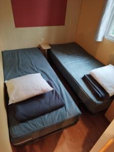 Ένα ή περισσότερα κρεβάτια σε δωμάτιο στο PuyduFou Mobil Home F4 Clim, FULL CONFORT 6pers 3ch +7 φωτογραφίες