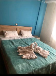 un letto con sopra un mucchio di asciugamani di kb apartment Drama a Drama