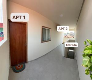 um corredor vazio com uma porta e uma entrada em Flat no Centro da Cidade em Parauapebas
