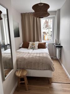 a small bedroom with a bed and a mirror at Apartament Cicha Przystań w centrum Zakopanego APARTZAKOP in Zakopane