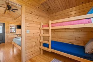 En eller flere senge i et værelse på Fruita Monument RV Park