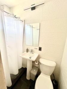 Et badeværelse på LA ESTANCIA, Casa EA Oaxaca, Centro Histórico, Balcón a las Montañas + 17 billeder