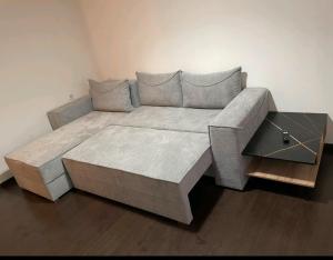 un soggiorno con un divano e un tavolo di kb apartment Drama a Drama