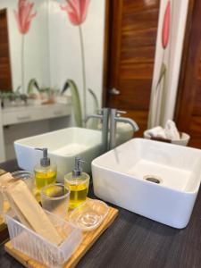 un lavandino del bagno con due bicchieri di liquido giallo di Arya Exclusive Villa a Selken