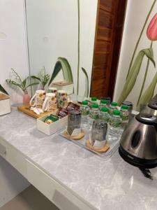 un tavolo con vassoio di cibo e bicchieri di Arya Exclusive Villa a Selken