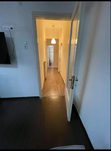 un corridoio vuoto con una porta che conduce in una stanza di kb apartment Drama a Drama