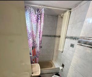 un bagno con ombrelli appesi nella doccia di kb apartment Drama a Drama Altre 12 foto