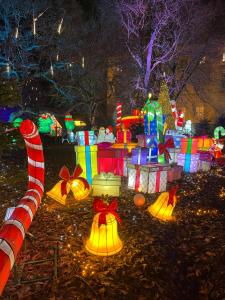 a display of christmas presents and a fire hydrant at Suite Familiale "Comme à Venise" Metz-Opéra 4 étoiles in Metz