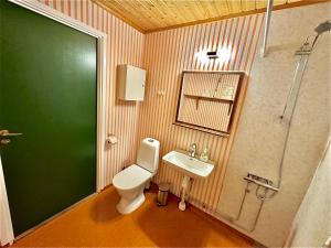 un bagno con wc, lavandino e doccia di Rensjön Guesthouse a Herräng Altre 10 foto