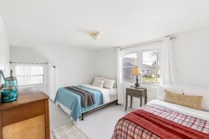 een slaapkamer met een bed en een raam bij Crystal Beach Stunning Waterfront Stay with Fire Pit in Fort Erie