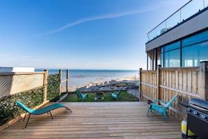 een terras met stoelen en uitzicht op de oceaan bij Crystal Beach Stunning Waterfront Stay with Fire Pit in Fort Erie