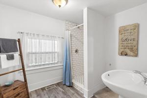 een badkamer met een wit bad en een wastafel bij Crystal Beach Stunning Waterfront Stay with Fire Pit in Fort Erie +29 foto's