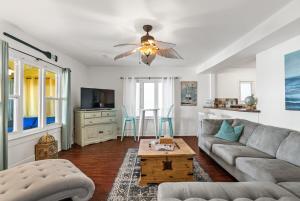 een woonkamer met een bank en een tafel bij Crystal Beach Stunning Waterfront Stay with Fire Pit in Fort Erie