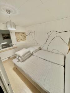 una camera da letto con un letto con un disegno sul muro di Rensjön Guesthouse a Herräng