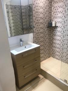 Et badeværelse på Belle résidence avec piscine à Marrakech