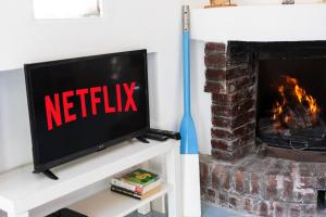 een tv in een woonkamer met een open haard bij Villa Daniela Vista Mare - 70metri dalla Spiaggia - WiFi - Free Parking in Terracina