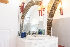 een badkamer met een wastafel en een spiegel bij Villa Daniela Vista Mare - 70metri dalla Spiaggia - WiFi - Free Parking in Terracina +53 foto's