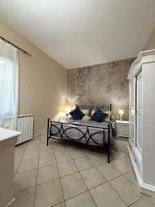 una camera da letto con un letto con cuscini blu di A casa di Greta a Prato