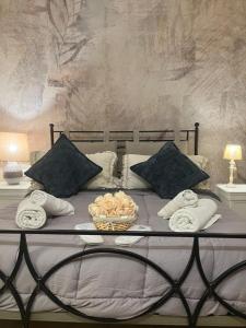 un letto con un vassoio di asciugamani e una ciotola di cibo di A casa di Greta a Prato