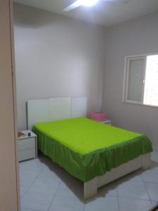 Giường trong phòng chung tại Casa 03 quartos no Centro de Rio das Ostras