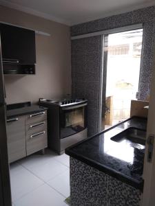 Nhà bếp/bếp nhỏ tại Casa 03 quartos no Centro de Rio das Ostras