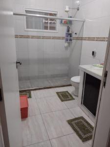 Phòng tắm tại Casa 03 quartos no Centro de Rio das Ostras