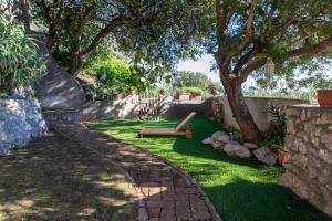 een park met een glijbaan en een bankje in het gras bij Villa Daniela Vista Mare - 70metri dalla Spiaggia - WiFi - Free Parking in Terracina