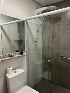 un bagno con wc e doccia in vetro di Hotel Flat Itaipava a Itaipava Altre 59 foto